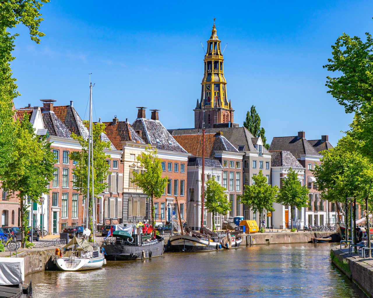 Grachten-met-boten-in-Groningen-stad