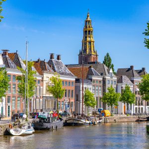 Grachten-met-boten-in-Groningen-stad