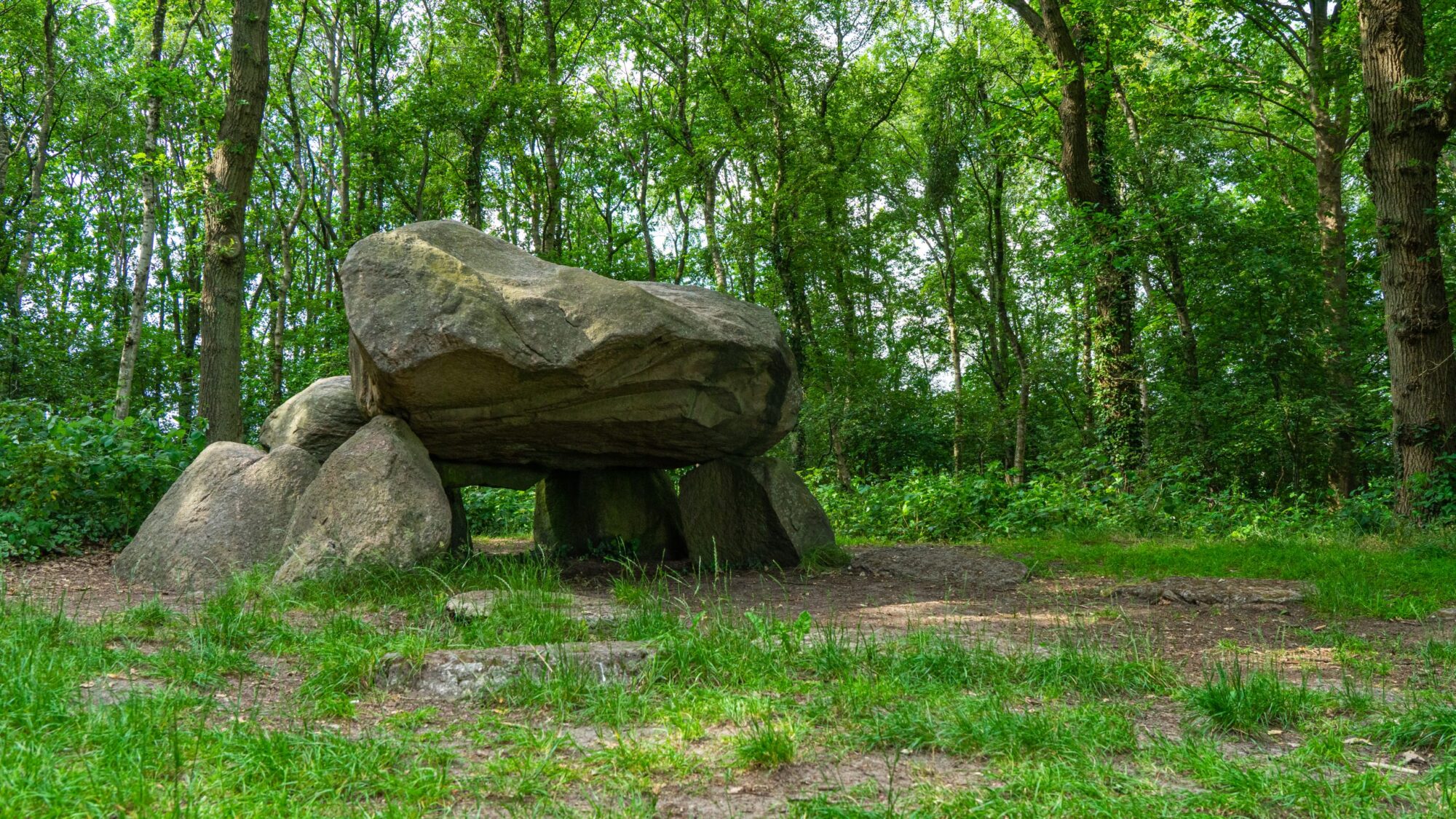 Hunebed-G1-in-Groningen-tijdens-Pieterpad