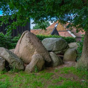 Hunebed-D3-naast-boerderij