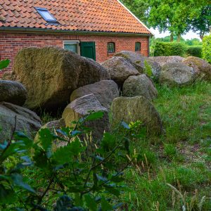 hunebedden-naast-boerderij-Drenthe