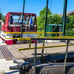 Boot-door-sluis-naar-Paterswoldsemeer-Groningen