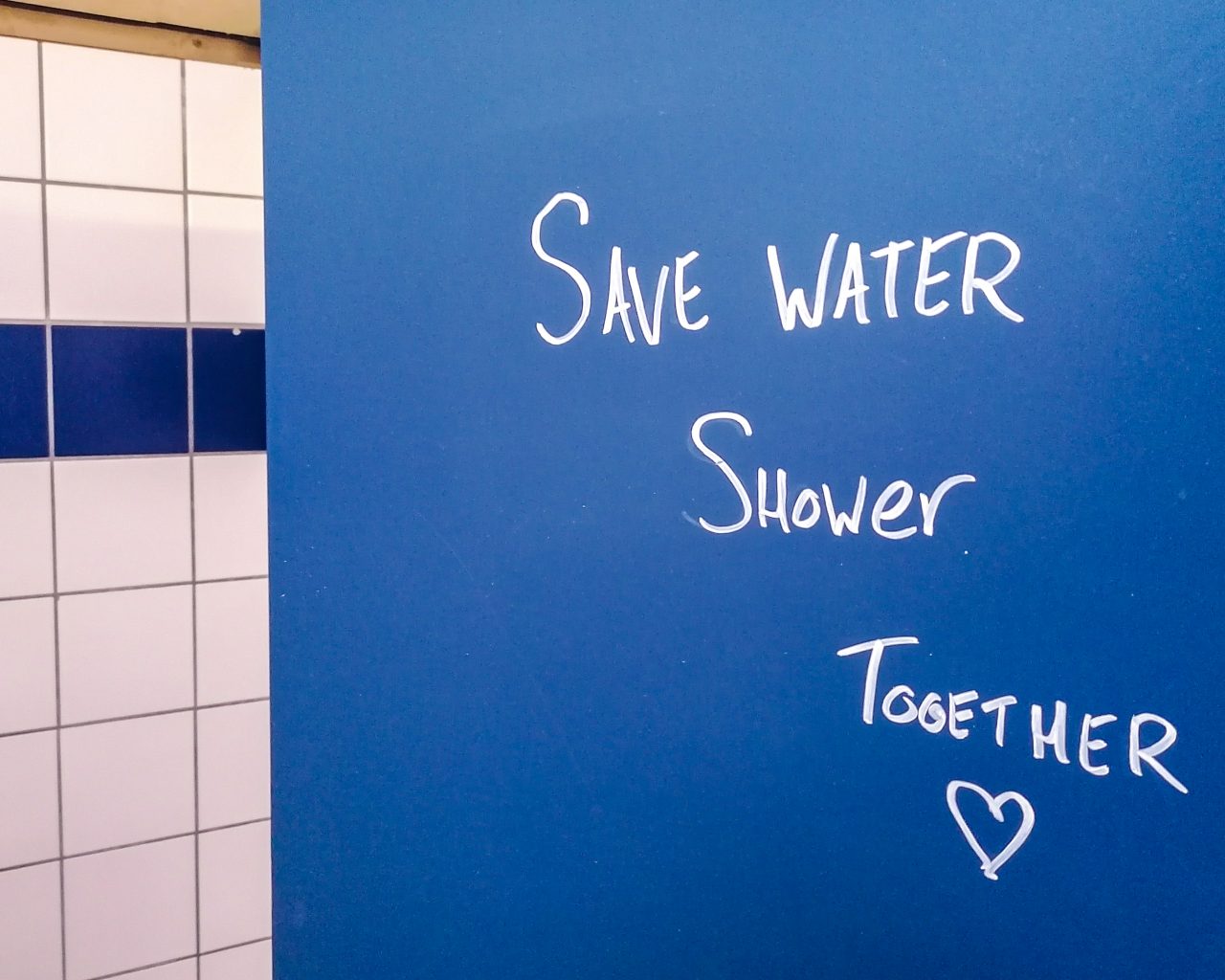 Save-water-shower-together-bordje-sanitairgebouw
