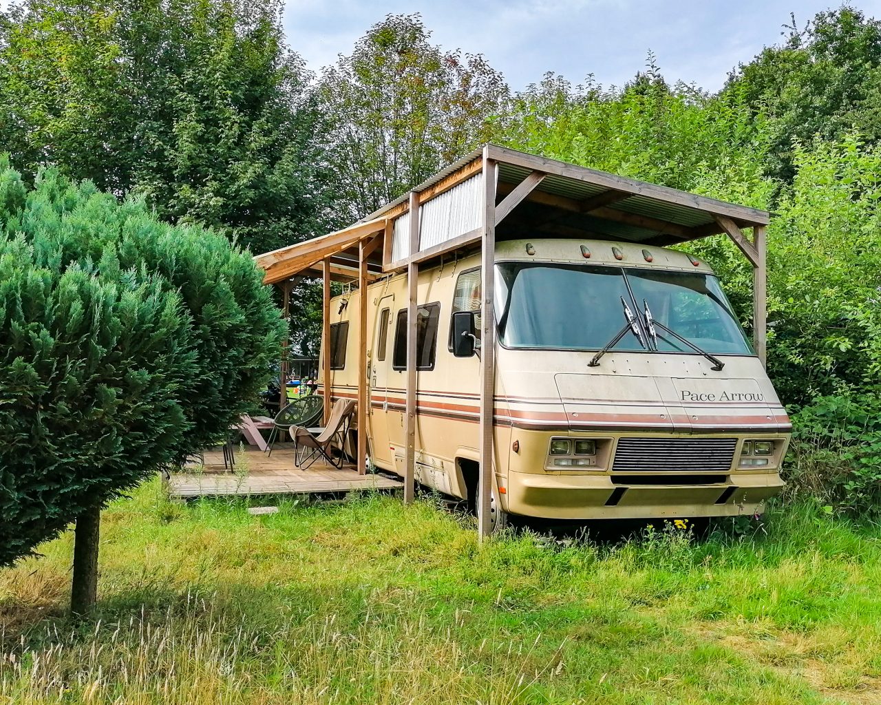 Omgebouwde-bus-tot-accommodatie-camping