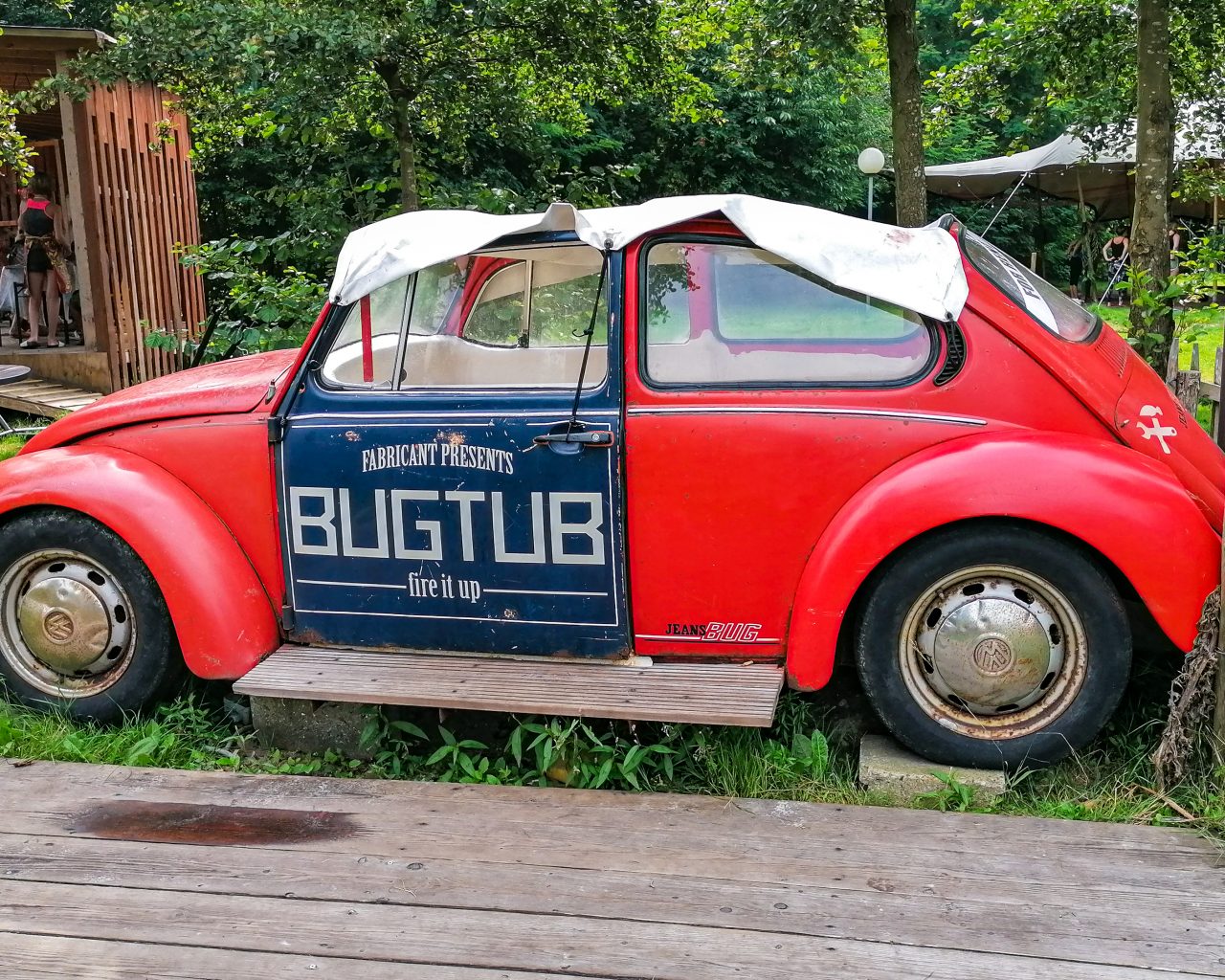 Hottub-in-omgebouwde-auto-camping-Buitenland