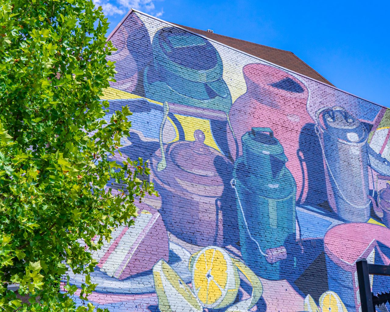 Kleurrijke-potten-en-kruiken-graffiti-Eindhoven