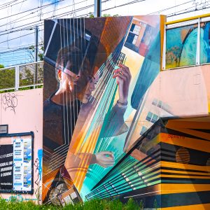 Vrouw-speelt-muziek-graffiti-PSV-laan