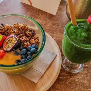 Smoothiebowl-en-smoothie-bij-Plant-Den-Bosch