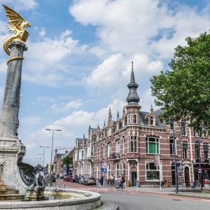 Den-Bosch-rotonde-bij-station-met-gouden-draak