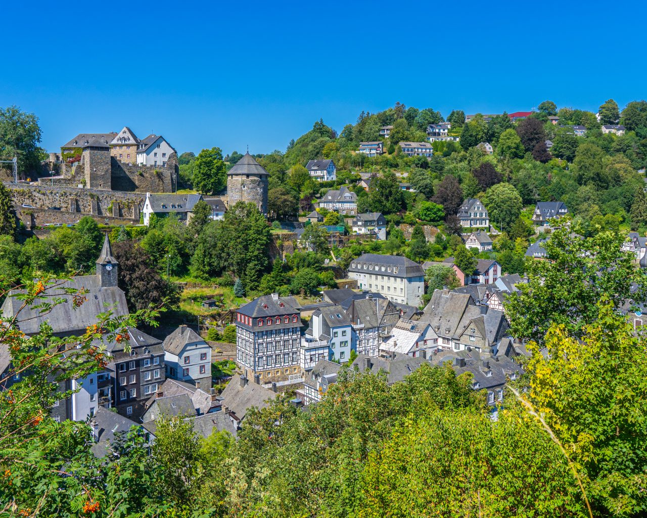 Wandelen-in-Monschau-uitzichtpunt-over-dorp
