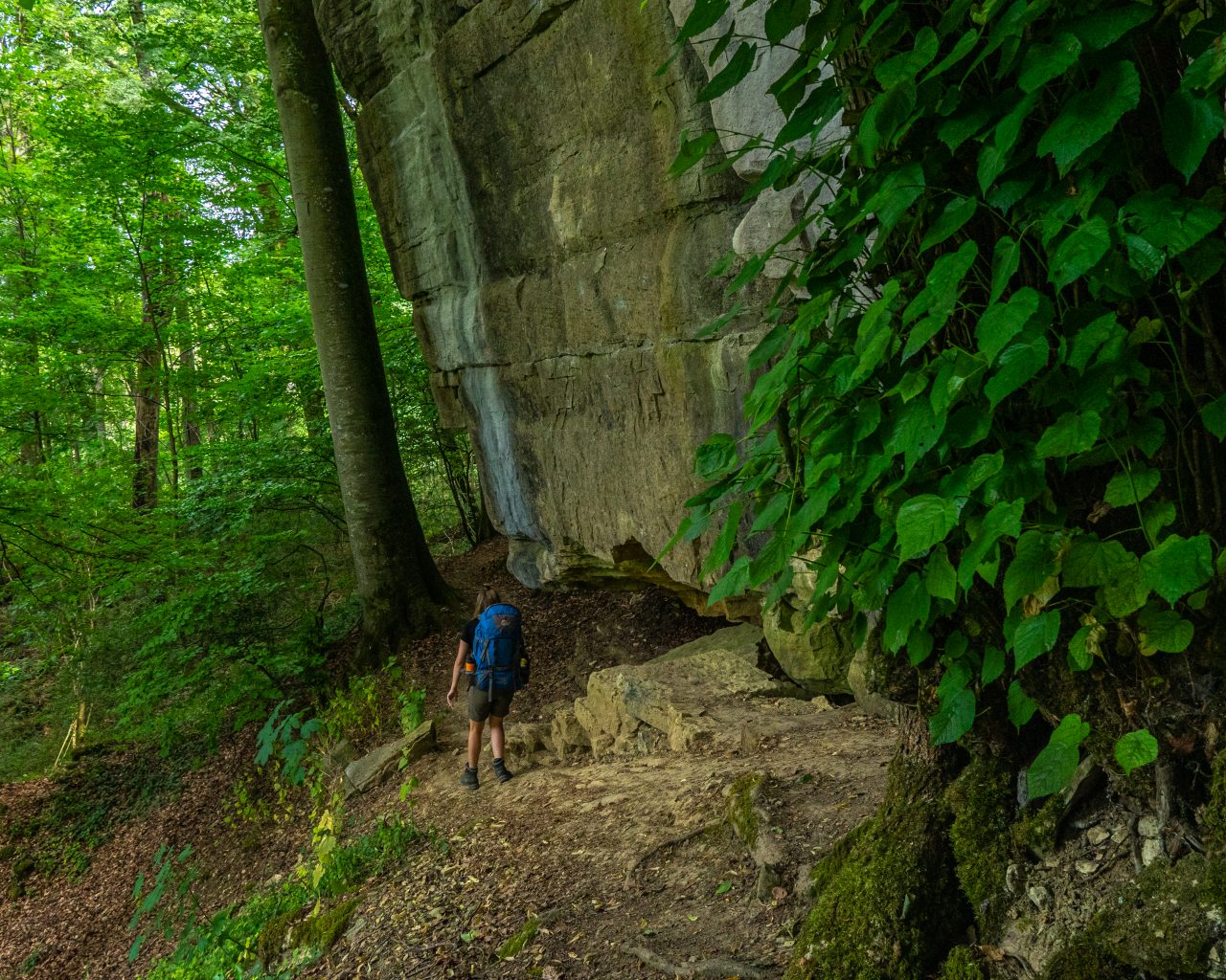 Langs-grote-rotsen-wandelen-met-rugzak