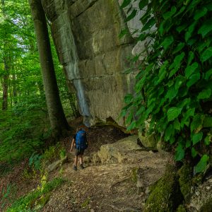 Langs-grote-rotsen-wandelen-met-rugzak