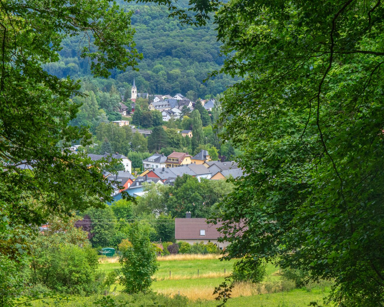 Uitzicht-vanaf-bankje-op-Rosport-dorp-Luxemburg
