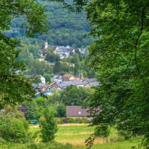 Uitzicht-vanaf-bankje-op-Rosport-dorp-Luxemburg
