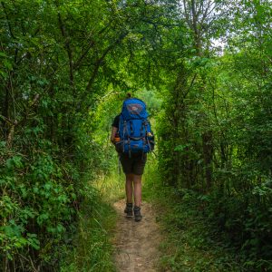 Elke-wandelen-door-smal-weggetje-naar-Rosport