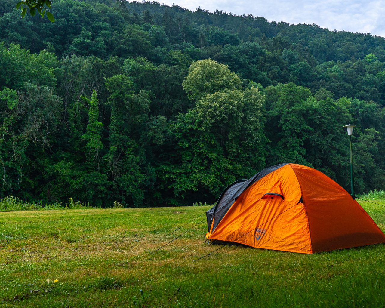 Kamperen-langs-de-sure-rivier-in-Born-oranje-tent