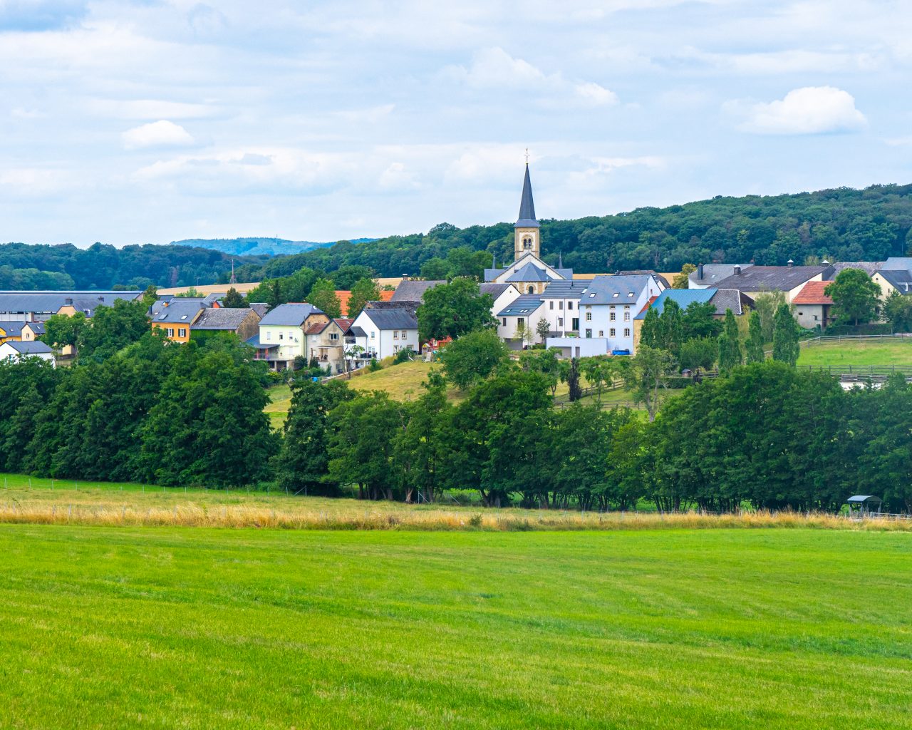 Uitzicht-vanaf-wandelpad-op-Herborn-dorp