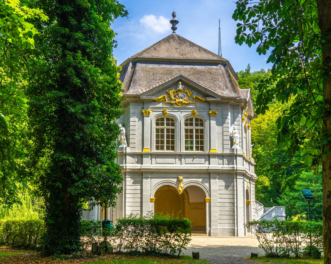 Mooi-paviljoen-in-parkje-Echternach-tijdens-Mullerthal-Trail-route-1