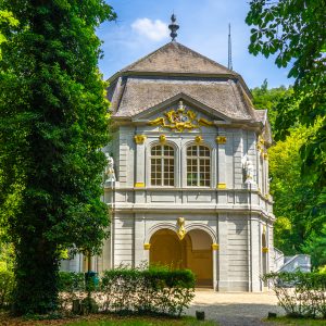 Mooi-paviljoen-in-parkje-Echternach-tijdens-Mullerthal-Trail-route-1