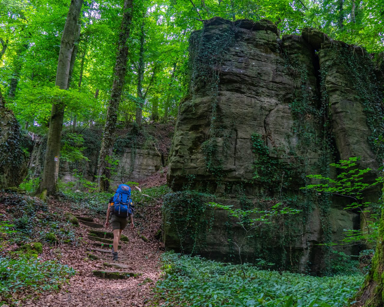 Elke-wandelt-langs-grote-rotsen-Mullerthal-Trail