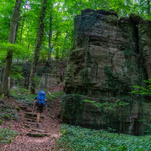 Elke-wandelt-langs-grote-rotsen-Mullerthal-Trail