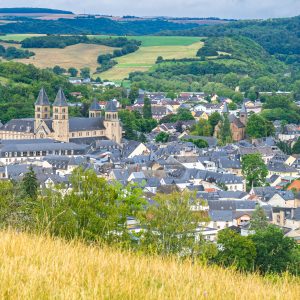 Uitzicht-vanaf-wandelpad-over-Echternach-en-abdij