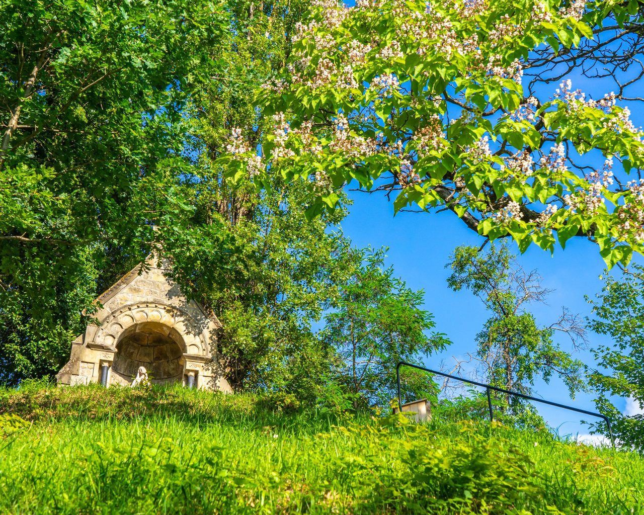 Kapelletje-met-mooie-boom-bij-Echternach-Luxemburg