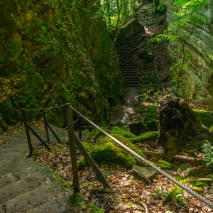 Klimmen-via-trappen-bij-Wolfsschlucht-Mullerthal-Trail