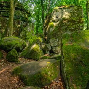 Labyrinth-van-grote-rotsen-op-wandelroute-Mullerthal