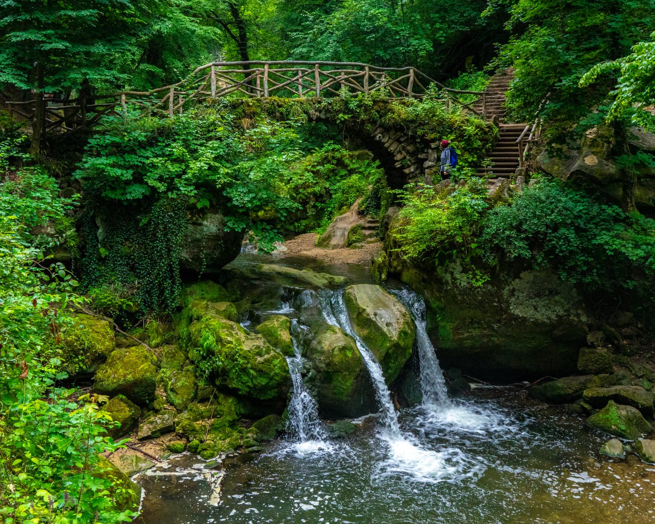 Schiessentumpel-waterval-bij-Mullerthal-met-Jessica