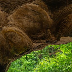 Grote-cirkels-in-plafond-Hohllay-Cave-Luxemburg