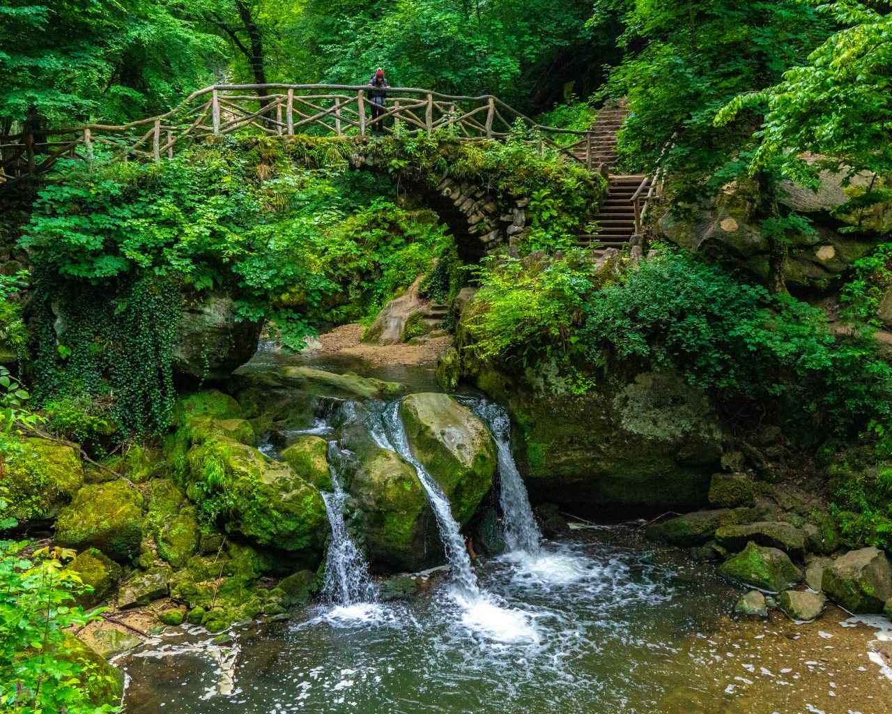 Schiessentumpel-waterval-bij-Mullerthal-met-Jessica-op-brug