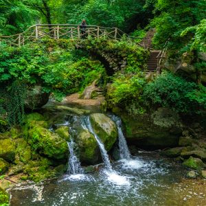 Schiessentumpel-waterval-bij-Mullerthal-met-Jessica-op-brug