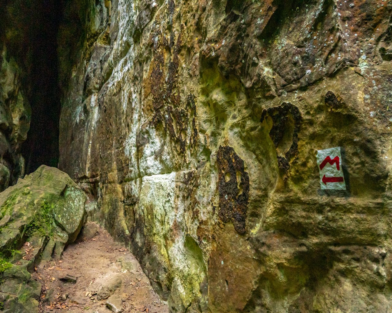 Door-smalle-gangen-in-grotten-Mullerthal-Trail