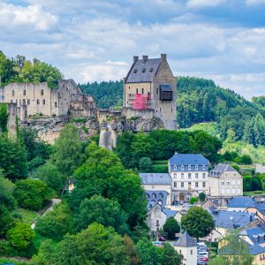 Uitzicht-op-kasteelruines-Larochette-vanaf-uitzichtpunt