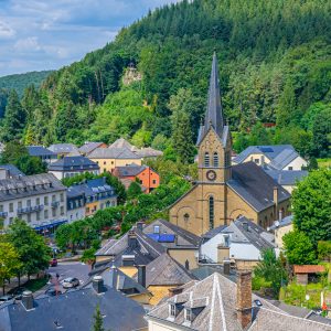 Uitzicht-op-kerk-Larochette-vanaf-uitzichtpunt-wandelpad