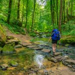 Jessica-steekt-rivier-over-via-stenen-Mullerthal-Trail