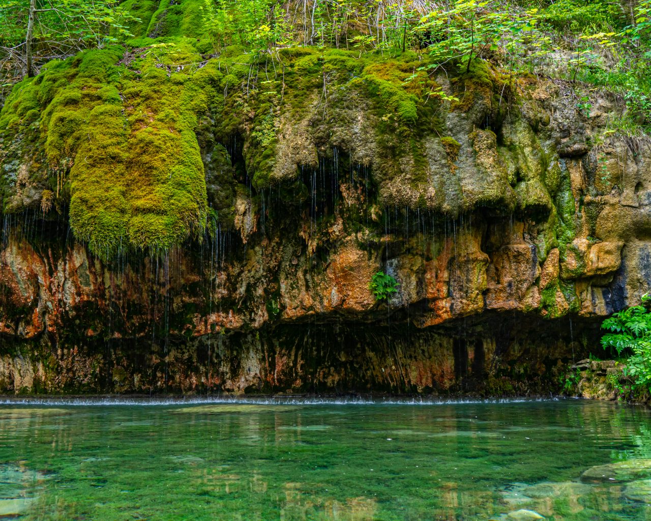 Bron-met-waterval-en-helder-water-bij-Mullerthal