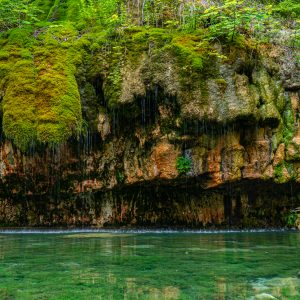 Bron-met-waterval-en-helder-water-bij-Mullerthal