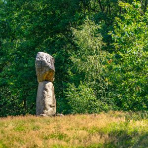Pieterpad-monument-in-wei-op-heuvel