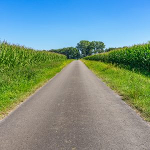 Langs-akkers-lopen-bij-Sleen-Pieterpad-etappe-6