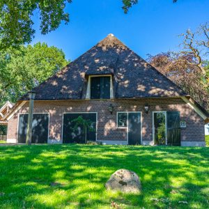 traditionele-huizen-met-zwerfkeien-in-tuin-sleen
