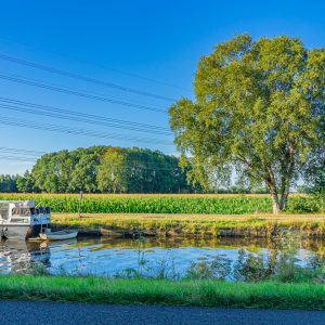 Langs-kanaal-wandelen-boot-en-boom