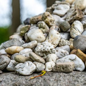 Steentjes-op-joodse-begraafplaats-tijdens-pieterpad-etappe-7