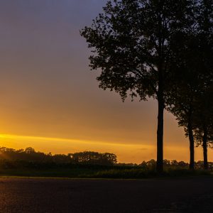Zonsondergang-tijdens-Pieterpad-langs-weg