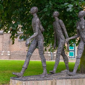 Pieterpad-wandelaars-kunstwerk-in-Gramsbergen