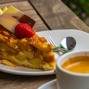 Gebak-met-koffie-tijdens-Pieterpad-lopen