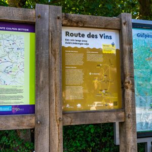 wandelbord-bij-parkeerplek-route-des-vins