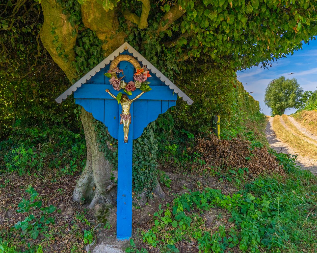 Jezus-aan-blauw-kruis-langs-wandelroute-zuid-limburg