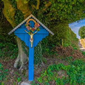 Jezus-aan-blauw-kruis-langs-wandelroute-zuid-limburg